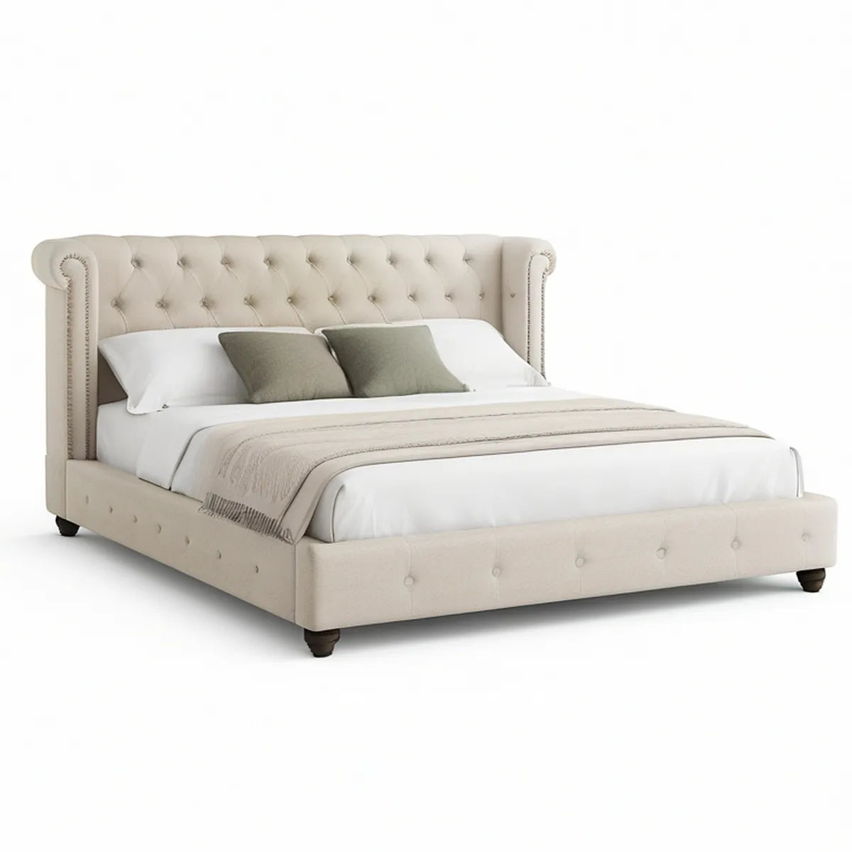 Chesterfield-Polsterbett 180 x 200 cm aus Polyester in Creme mit dunkelbraunen Holzfüssen und silberfarbenen Ziernägeln